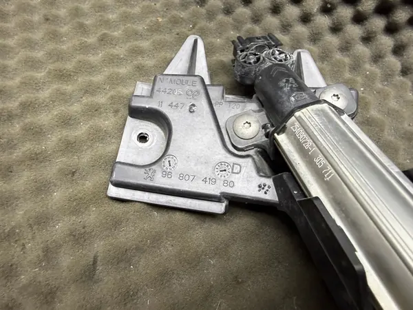 Bevestiging sproeier rechts Peugeot 9680741980 image 4