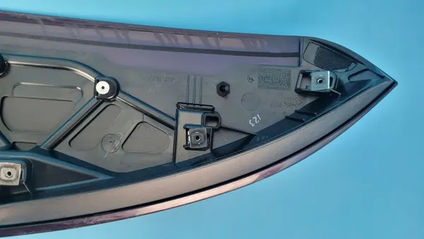 Renault Zoe II Spoiler OEM 960306120R - Käytetty image 6
