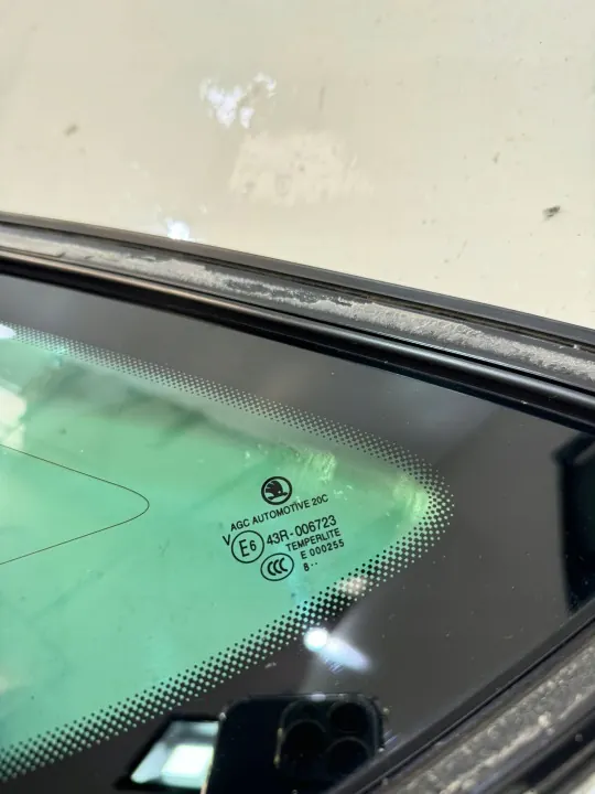 Cristal trasero izquierdo OEM 3V9845297Q Skoda Superb III image 4