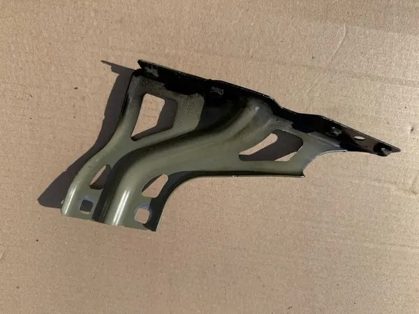 AUDI Q3 8U Vänster Framskärm Fäste 8U0821135 image 2