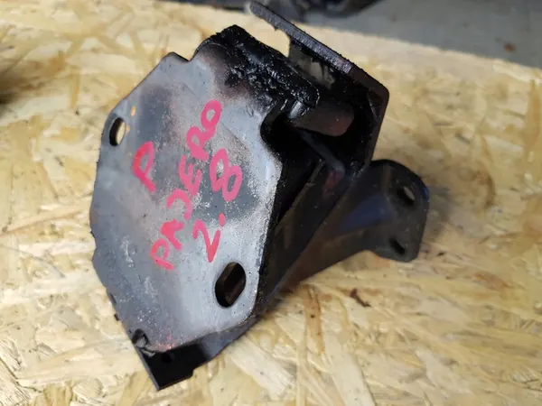 Mitsubishi Pajero II Engine Mounts Right Left Set OEM MR132720 image 5