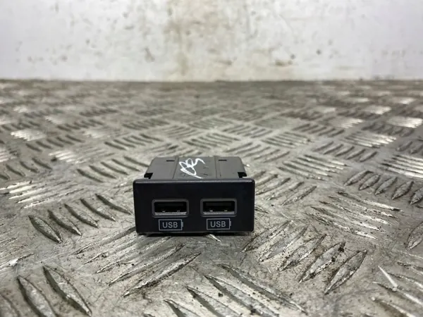 Enchufe USB Jeep OEM 68145567AA - Pieza Usada image 2