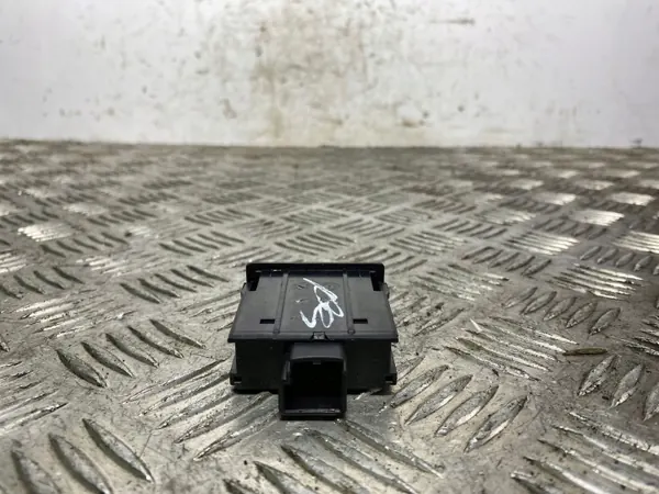 Enchufe USB Jeep OEM 68145567AA - Pieza Usada image 3