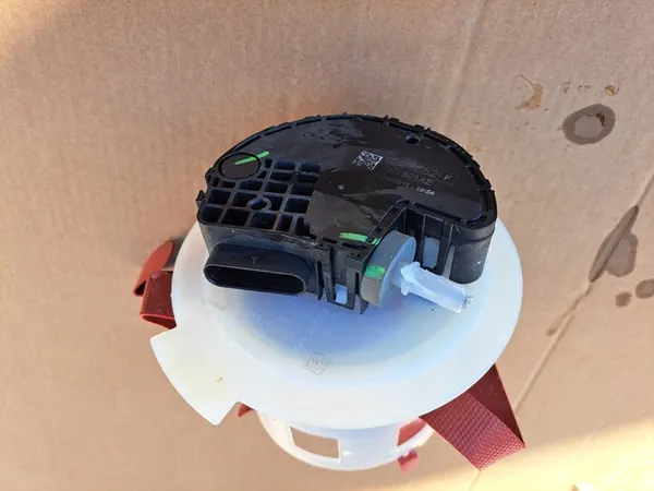 AUDI A6 C7 4G SEDAN LIFT 2.0 TDI ADBLUE PUMP OEM 4077801AE image 9