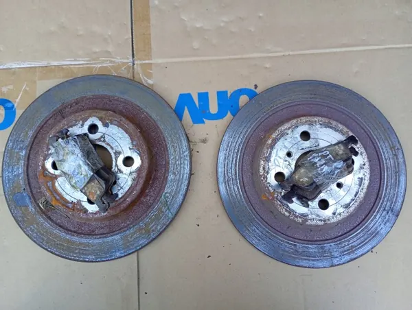 Toyota Yaris 2 II 1.4 D4D 05-11 Discos & Pastillas Traseros image 2