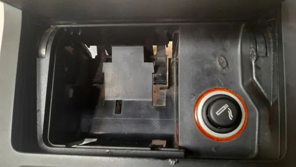 Aschenbecher OEM 5K0857961 für VW Golf VI image 4