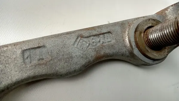 Soporte pinza freno delantero Maserati OEM 20974717 image 3