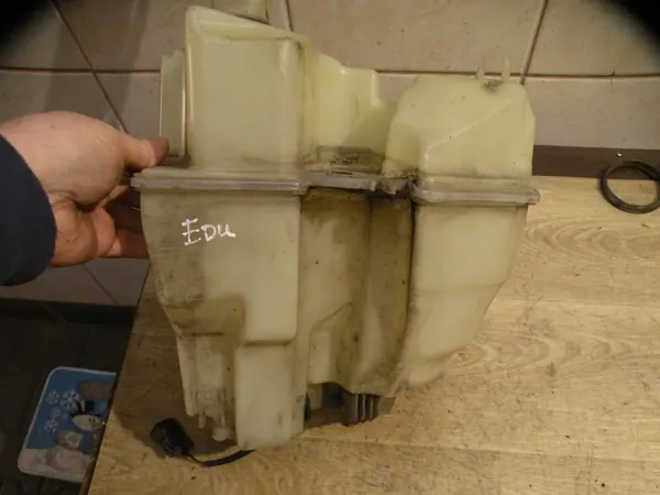 Volvo OE Ruitensproeireservoir 8693773 image 2