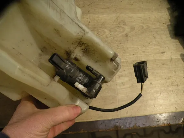 Volvo OE Ruitensproeireservoir 8693773 image 4