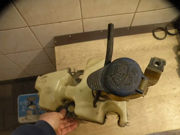 Volvo OE Ruitensproeireservoir 8693773 image 6