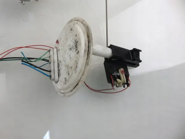 Bomba de combustível usada OEM 8683328 Volvo image 7