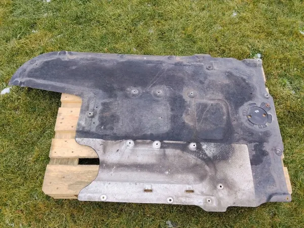 Cobertura inferior central BMW OEM 7193220 - Usado image 4