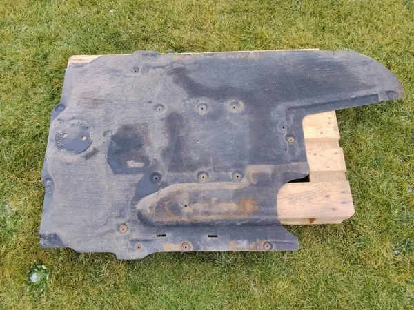Cobertura inferior central BMW OEM 7193220 - Usado image 6
