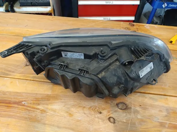 Vasen etuvalaisin Volvo V40 II image 2