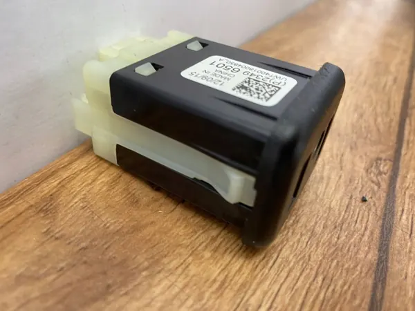 USB-Steckdose OEM 23496501PINYA für Chevrolet Camaro image 3