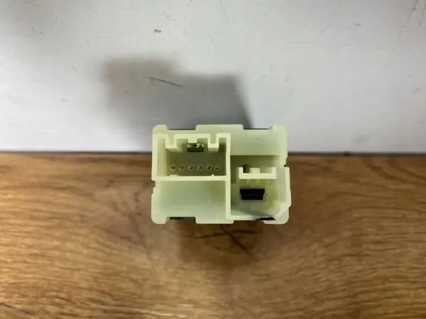 USB-Steckdose OEM 23496501PINYA für Chevrolet Camaro image 6