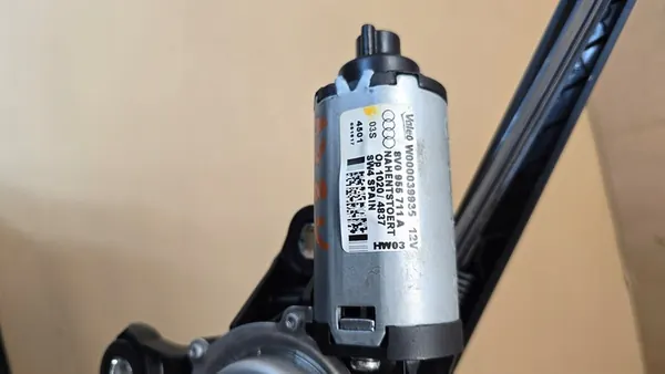 AUDI A3 8V Heckwischermotor 8V0955711A image 3