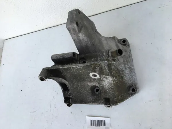 AC-kompressorin Kiinnike OEM 1031310935 Mercedes W124 image 3