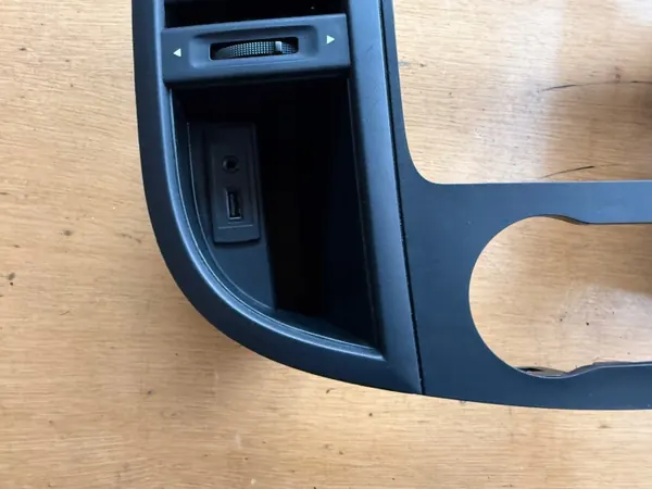 Cadre Grille Prise USB OEM A4478300454 Mercedes image 3