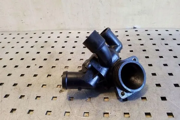 Carcasa de termostato SKODA OCTAVIA II 1.6L diésel 2012 OEM image 2