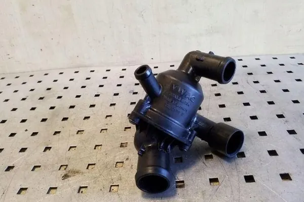 Carcasa de termostato SKODA OCTAVIA II 1.6L diésel 2012 OEM image 4