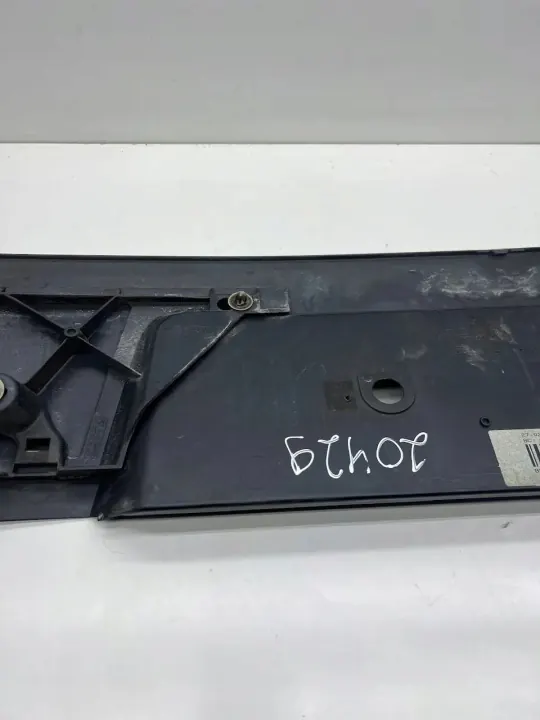 Moldura maletero BMW 7 E65 OEM 5113-8223241 - Usado image 7