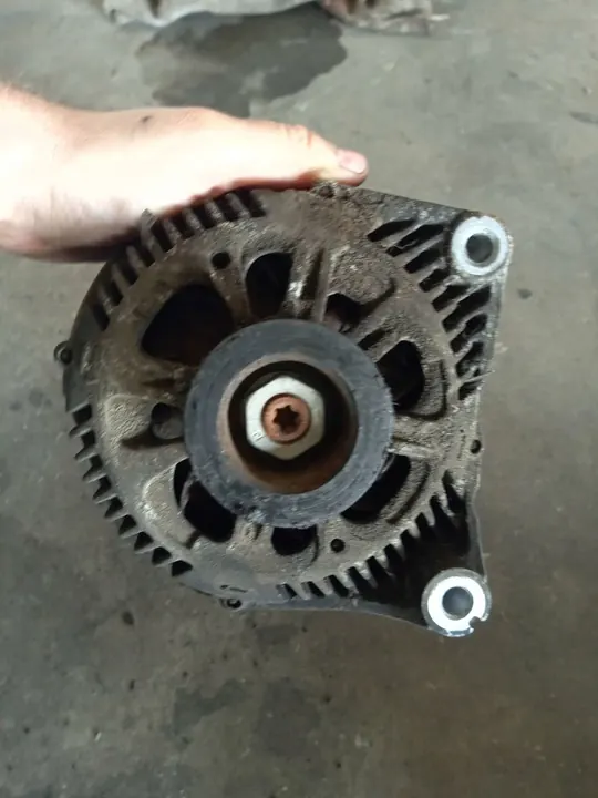 BMW 3 E46 2001 Alternator image 5