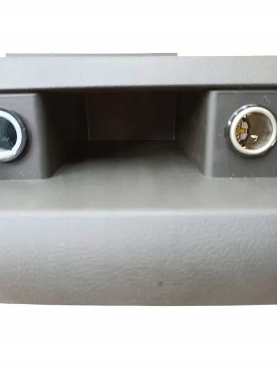 Panneau de prise allume-cigare avant Toyota Sequoia (XK60) OEM image 4