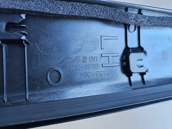 Moldura pilar dianteiro esquerdo KIA EV5 OEM 86250 image 3