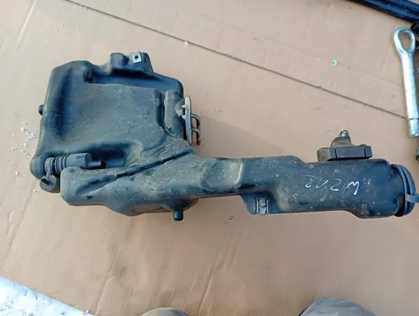 Mercedes W212 beheizter Scheibenwaschbehälter OEM image 2