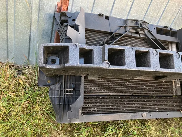 Vorderer Stoßfänger komplett 1.6 TDI 115PS Skoda Rapid image 2