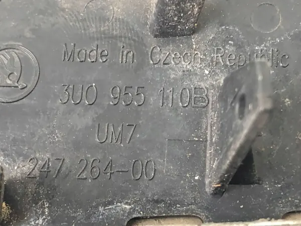 Strålkastartvättslock OEM 3U0955110B Höger Skoda Superb image 3