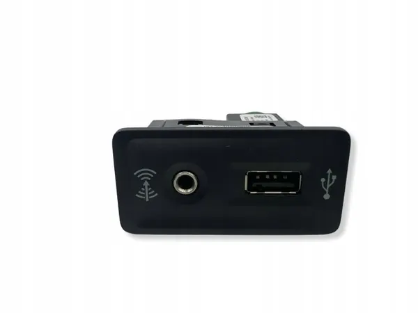 Volkswagen USB/AUX-pistorasia OEM 5G0035222E image 2