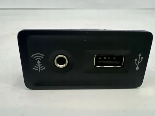 Volkswagen USB/AUX-pistorasia OEM 5G0035222E image 7