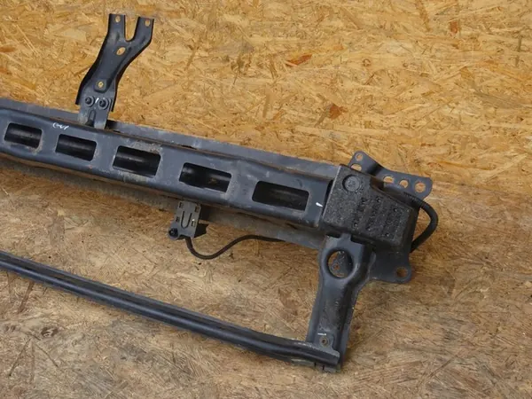 VW GOLF VI 08-12 Etupuskuri Tuki 5K0807109M image 3