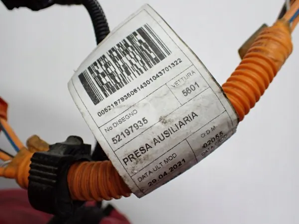 Enchufe de carga Jeep OE OEM 52197935 - Usado image 4