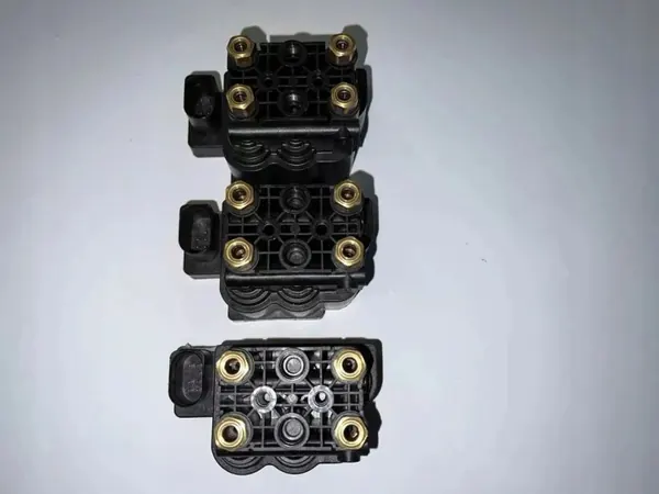 Válvula distribuidora Wabco OEM D782300102 - Usada image 2
