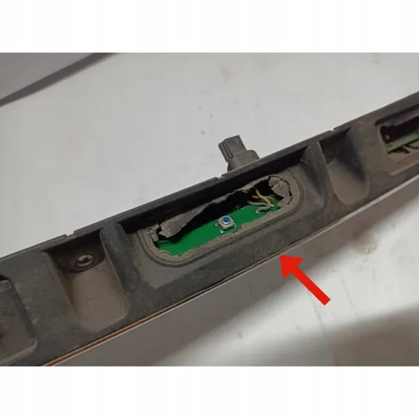 Gebrauchte MINI OE Heckklappenblende OEM 7151140 image 3