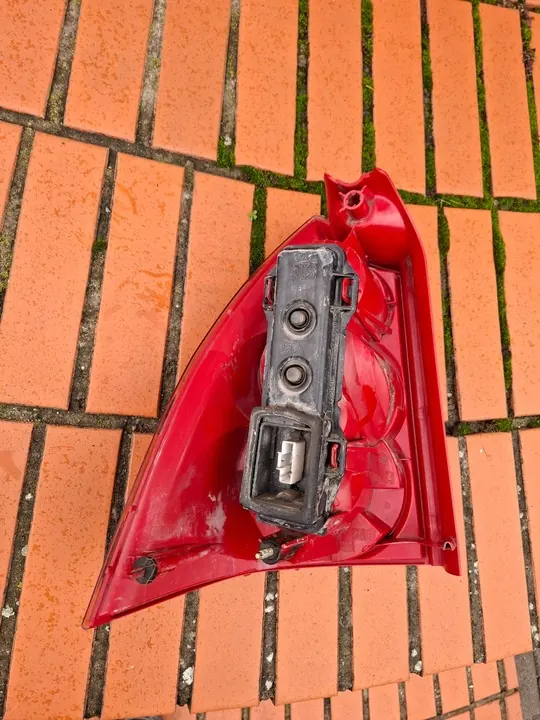 Luz trasera TYC para Peugeot 307 SW image 2