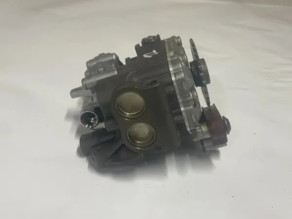 Bomba de óleo Mercedes OEM 2781810547 - Usada image 3