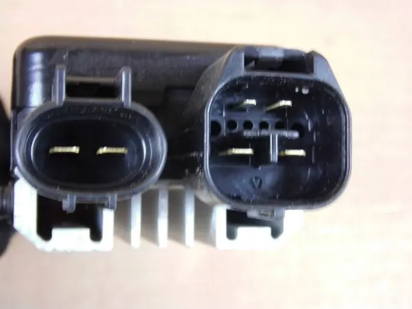 Contrôleur pompe à carburant Lexus OEM 89570-24030 image 3