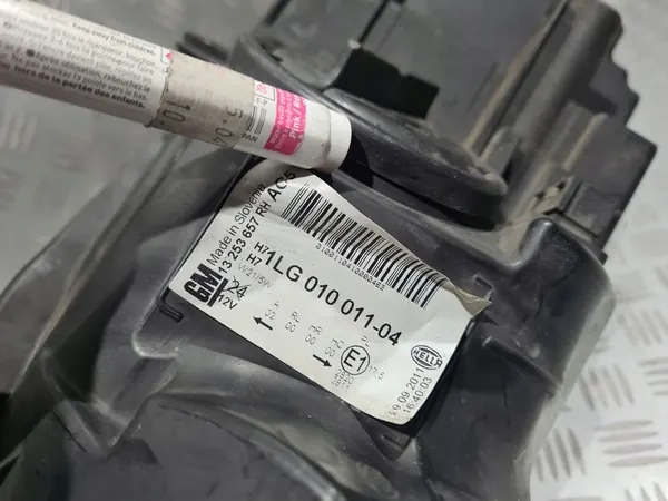 Oikea etuvalaisin Opel Astra J image 9