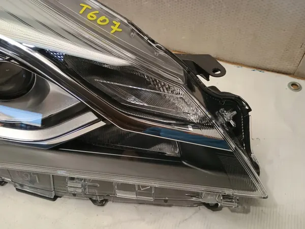 Faros derecho Toyota Yaris III Lift image 2