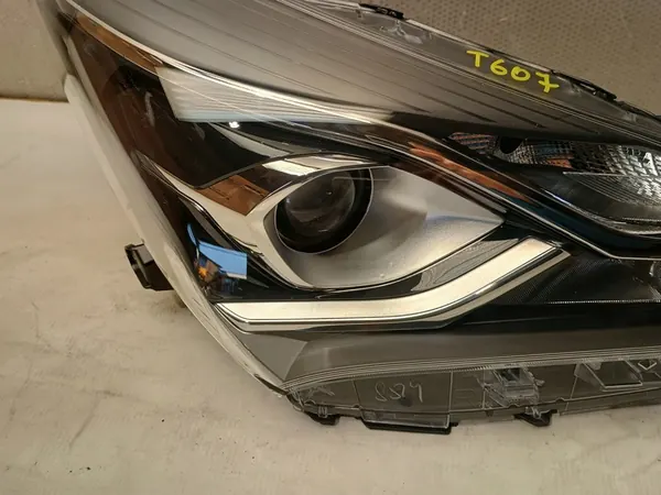 Faros derecho Toyota Yaris III Lift image 3
