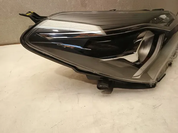 Faros derecho Toyota Yaris III Lift image 4