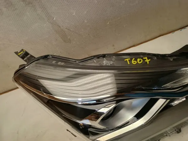 Faros derecho Toyota Yaris III Lift image 5