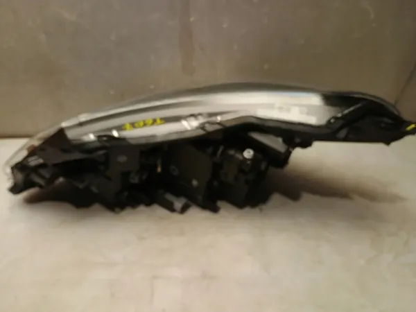 Faros derecho Toyota Yaris III Lift image 7