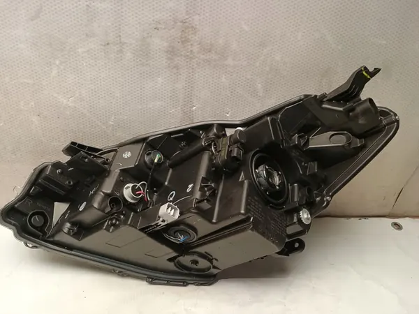 Faros derecho Toyota Yaris III Lift image 8