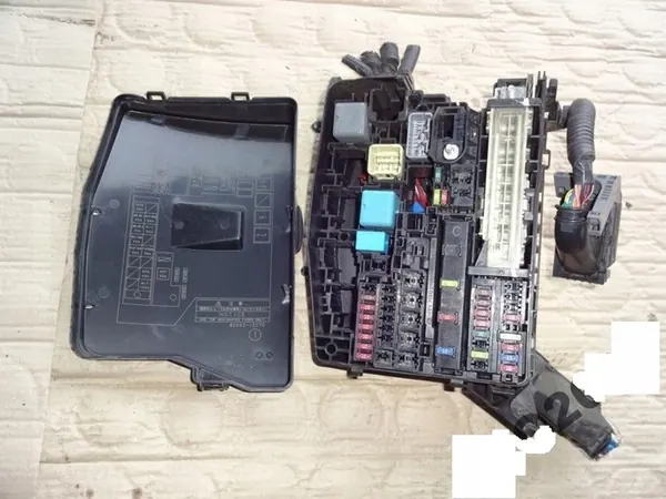 Zekeringkast Toyota Auris 1.6 16V 06-12r OEM 2009-481151 image 1