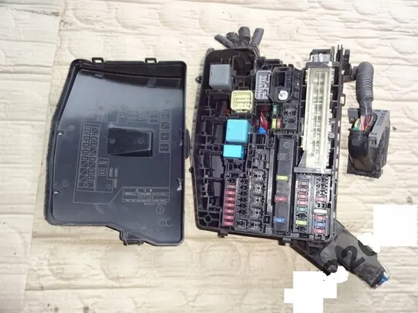 Zekeringkast Toyota Auris 1.6 16V 06-12r OEM 2009-481151 image 2